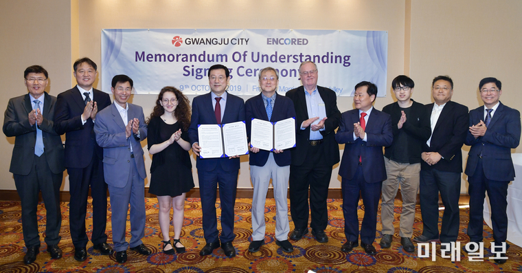 이용섭 광주시장이 현지 시간으로 9일 오전 인공지능 기반 에너지 빅데이터 플랫폼 전문회사인 주식회사 인코어드 최종웅 대표이사와 에너지인공지능연구소 설립과 공동기술개발에 대한 업무제휴 협약(MOU)을 체결했다. / 사진=광주시 제공