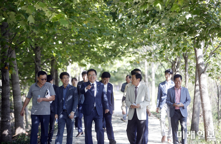 문인 광주북구청장이 영산강변 가꾸기 사업현장을 둘러보고 있다. / 사진=북구 제공