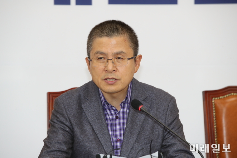 황교안 자유한국당 대표가 14일 서울 여의도 국회에서 열린 최고위원회의에서 모두발언하고 있다./사진=국회기자단 김진혁 기자