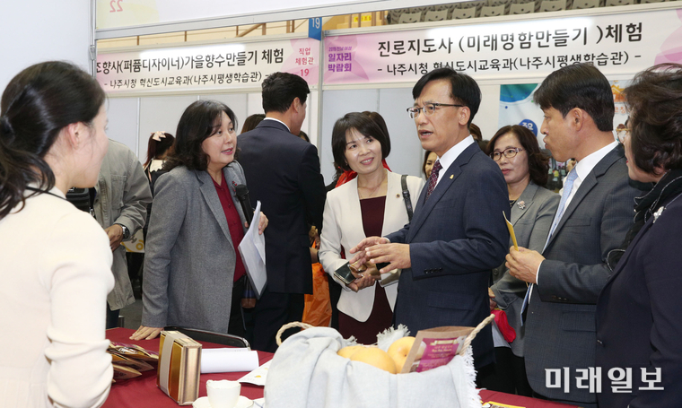 전라남도가 ‘일하는 여성 행복한 전남, 여성일자리가 희망이다’는 슬로건 아래 여성 맞춤형 일자리를 연계해 300명 채용을 목표로 한 2019년 제3회 전남여성일자리 박람회를 16일 나주종합스포츠파크에서 열었다. / 사진=전남도 제공