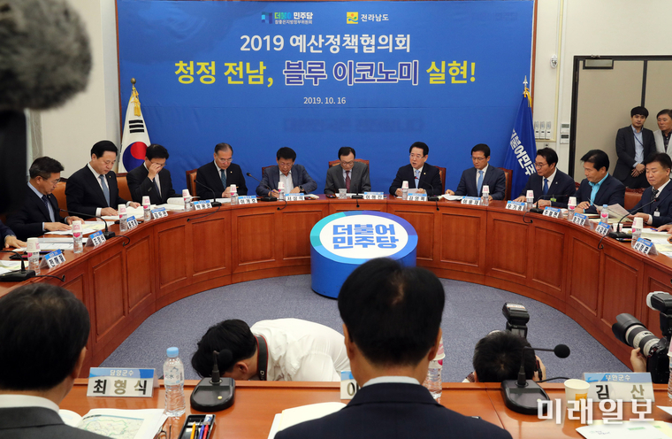 김영록 전남도지사는 16일 국회 더불어민주당 당대표실에서 열린 ‘더불어민주당-전라남도 예산정책협의회에서 전남도 예산 및 정책현황을 설명하고 지원과 협조를 부탁했다. 이해찬 더불어민주당 대표, 박광온 최고위원, 김두관 참좋은지방정부위원장, 윤호중 사무총장, 조정식 정책위의장, 전해철 예결위간사, 김정우 기재위간사, 서삼석 전남도당위원장, 김승남 고흥,보성,장흥,강진 위원장, 이용재 전남도의회 의장, 이승옥 강진군수, 김준성 영광군수 등이 참석해 전남도의 예산 및 정책 지원방안을 논의했다. / 사진=전남도 제공