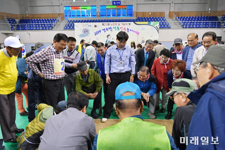 광주 서구가 지난 15일 빛고을체육관에서 경로당 전통민속놀이대회를 열었다. / 사진=서구 제공