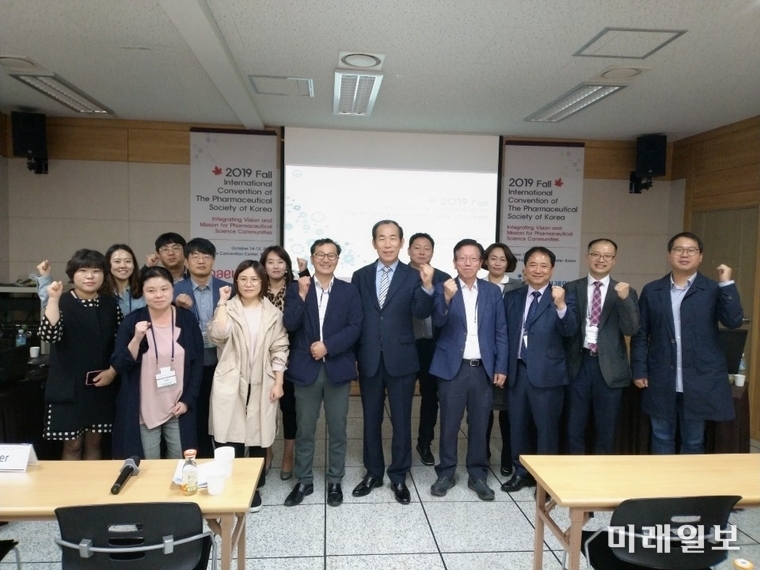전남생물산업진흥원은 지난 15일 여수엑스포컨벤션에서 열린 ‘2019 대한약학회 추계학술대회’에 참가해 전남 바이오의약 연구 성과를 주제로 공동 심포지엄을 개최했다. / 사진=전남도 제공