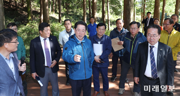 김영록 전라남도지사가 19일 오후 순천시 서면 용계산 기적의 숲 조성사업 현장을 방문, 허석 순천시장으로부터 산림생태문화체험단지, 치유의 숲, 산림레포츠단지, 산림 조경 숲 등에 대해 설명을 듣고 있다. / 사진=전남도 제공