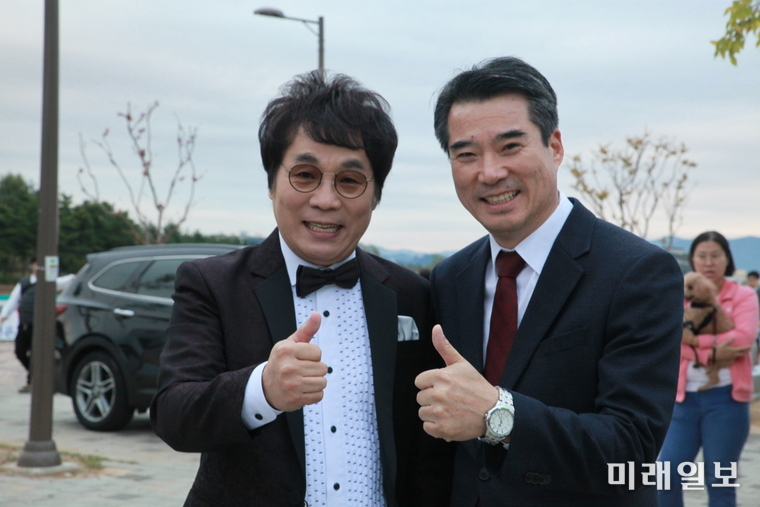 윤영주 전남혁신도시지원단장이 가수 이용과 함께 기념촬영을 하고 있다. / 사진=이중래 기자