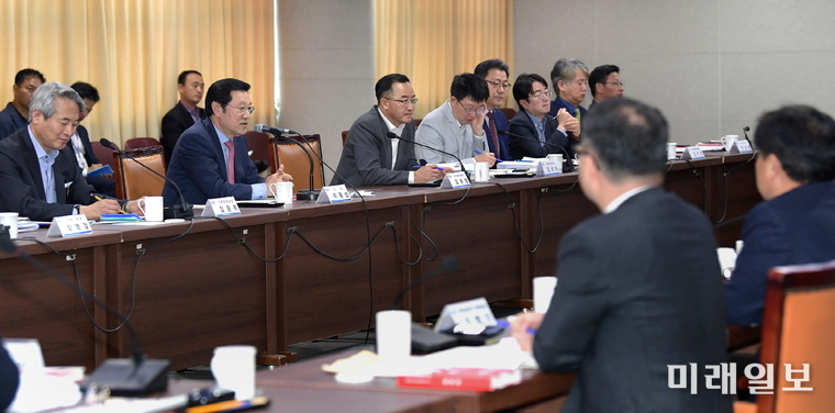 이용섭 광주광역시장은 21일 오전 시청 중회의실에서 열린 ‘공공기관장 회의’를 주재하고 인공지능 중심도시 만들기에 공공기관 역량을 결집해줄 것과 변화와 속도의 시대에 '혁신'할 것 등을 주문했다. / 사진=광주시 제공