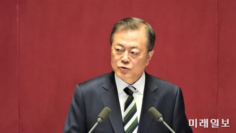문재인 대통령이 22일 오전 서울 여의도 국회 본회의장에서 '2020년 예산안 시정연설'을 하고 있다./사진=장건섭 기자