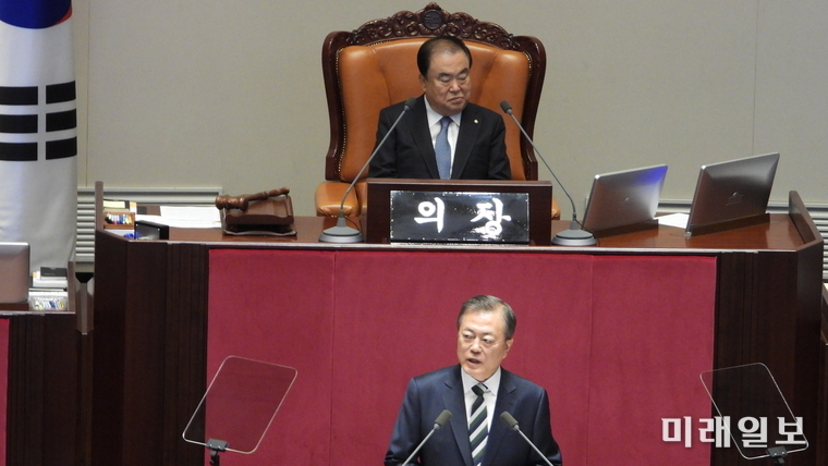 문재인 대통령이 22일 오전 서울 여의도 국회 본회의장에서 '2020년 예산안 시정연설'을 하고 있다./사진=장건섭 기자