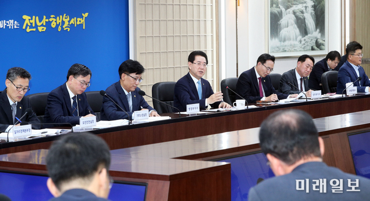 김영록 전라남도지사가 22일 오전 도청 서재필실에서 실국장 정책회의를 주재하고 있다. / 사진=전남도 제공