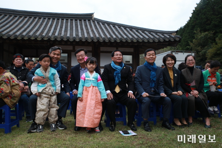 삼베도령과 목화아가씨의 만남 공연에 참석한 김승남 더불어민주당 고흥,보성,장흥, 강진 지역위원장, 차복영 보성경찰서장, 신경균 보성군의회 의장, 임영수 전남도의회 안전건설소방위원장, 김철우 보성군수 사모, 심향란 관장(좌로부터) 앞은 삼베도령과 목화아가씨 / 사진=이중래 기자