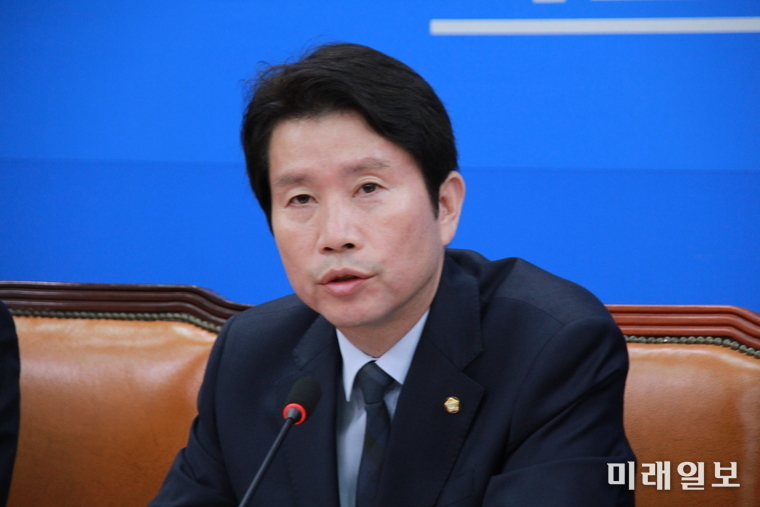 이인영 더불어민주당 원내대표가 24일 국회에서 열린 원내대책회의에서 발언하고 있다./사진=김정현 기자