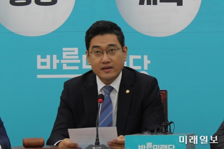오신환 바른미래당 원내대표가 24일 국회에서 열린 원내정책회의에서 발언하고 있다./사진=김정현 기자