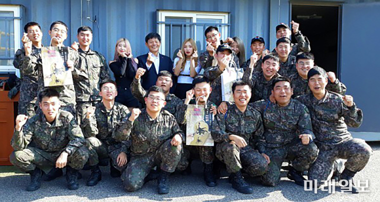 걸그룹 미드나잇이 지난 23일 (사)한국토종닭협회과 함께 강원도 전방 해안 격오지 군부대를 방문해 위문공연과 토종닭(한닭) 위문품을 전달하고 장병들과 함께 기념촬영을 하고 있다./사진=인터넷언론인연대