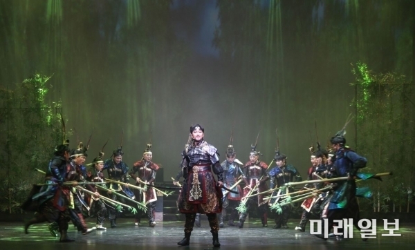 K-뮤지컬 '화랑의 혼 대왕문무에서 열연하는 주인공역 의 이용진 배우./사진=뮤지컬컴퍼니에이