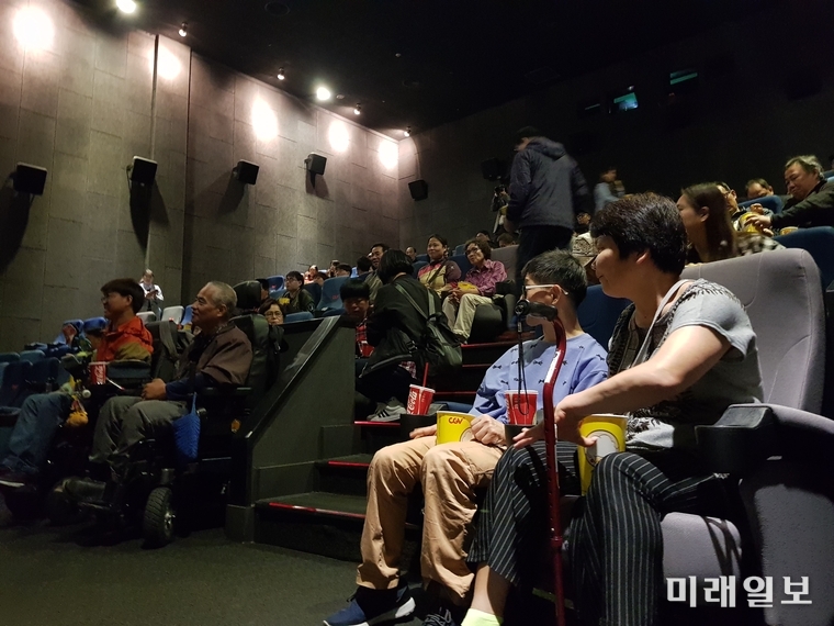 광주 서구는 지난 24일 상무CGV에서 장애인복지관 이용자를 대상으로 장애인과 비장애인 100여명이 함께하는 영화관람 문화체험행사를 진행했다. / 사진=서구 제공