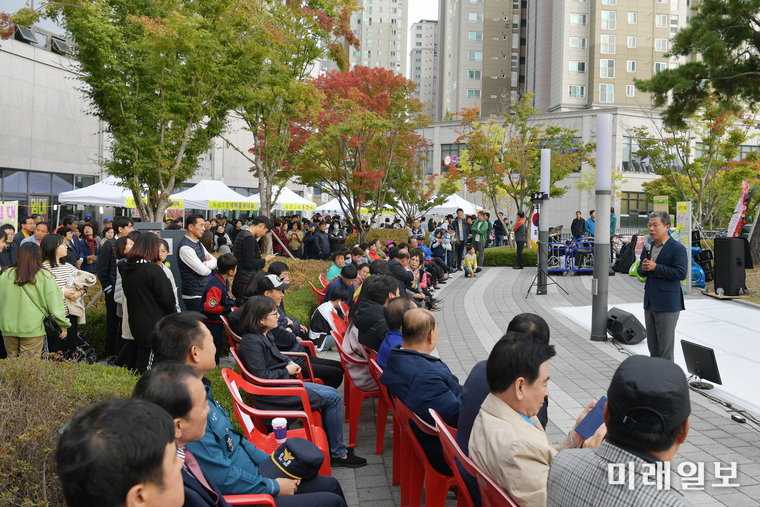 음악이 흐르는 화정2동 길거리 축제에서 서대석 서구청장이 인사말을 하고 있다. / 사진=서구 제공
