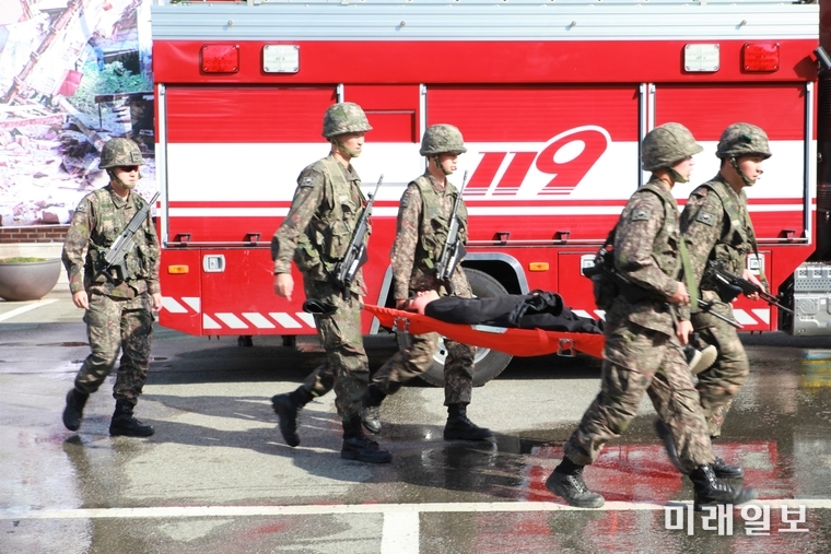 광주 서구가 29일 화정동 광주청소년수련원에서 진행된 2019 재난대응 안전한국훈련에서 503여단 군인들이 환자를 구조하여 신속히 들것에 이동하는 모습 / 사진=이중래 기자
