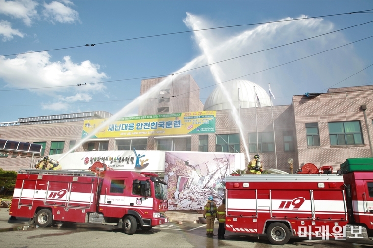 광주 서구가 29일 화정동 광주청소년수련원에서 진행된 2019 재난대응 안전한국훈련에서 광주서부소방서의 화재진압 모습 / 사진=이중래 기자