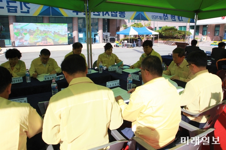 광주 서구가 29일 화정동 광주청소년수련원에서 진행된 2019 재난대응 안전한국훈련에서 재난현장 통합지원본부 회의 모습 / 사진=이중래 기자