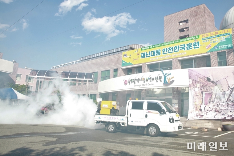 광주 서구가 29일 화정동 광주청소년수련원에서 진행된 2019 재난대응 안전한국훈련에서 서구보건소의 소독하는 모습 / 사진=이중래 기자