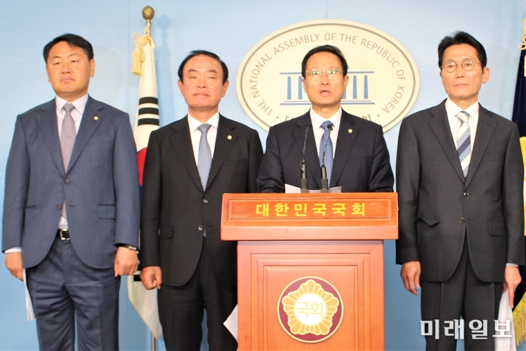 더불어민주당 홍영표·바른미래당 김관영·민주평화당 장병완(현 대안신당 소속) 전 원내대표와 정의당 윤소하 원내대표가 30일 국회 정론관에서 기자회견을 통해 "패스트트랙(신속처리안건) 법안이 12월 3일까지는 반드시 처리해야 한다"고 말하고 있다.왼쪽부터 김관영·장병완·홍영표·윤소하 의원/사진=김정현 기자