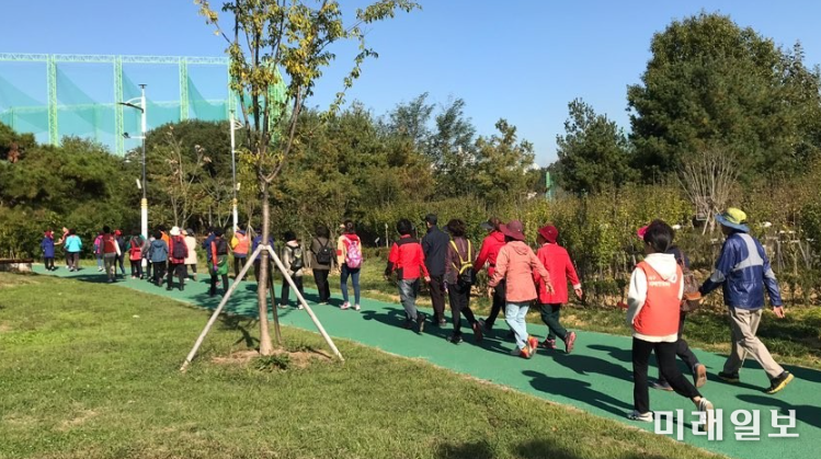 광주 서구 치매안심센터는 지난 30일 치매 예방에 좋은 “걷기”를 실천하는 치매인식개선 걷기 캠페인을 개최했다. / 사진=서구 제공