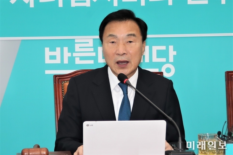 손학규 바른미래당 대표가 4일 국회에서 열린 최고위원회의에서 김관영 전 원내대표를 새로운 최고위원으로 임명했다고 말하고 있다./사진=김정현 기자