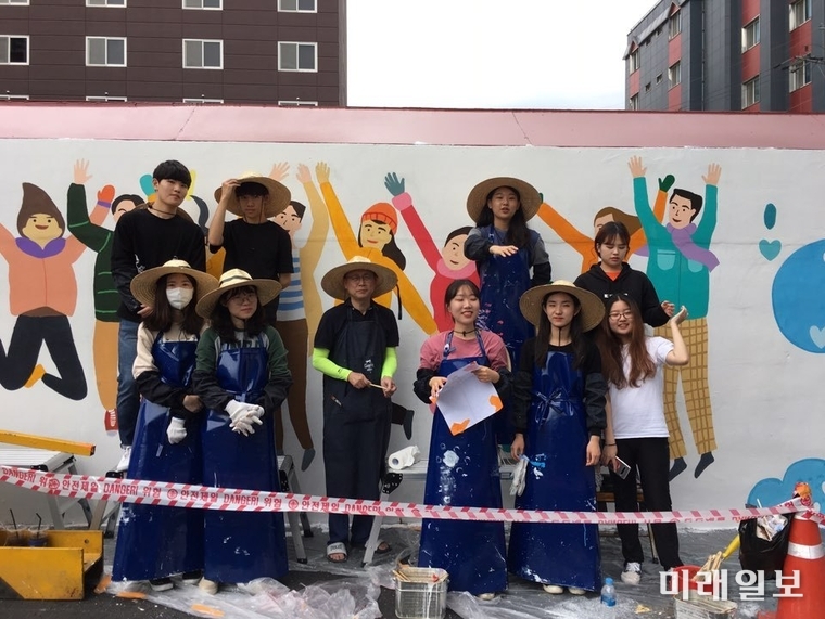 광주 북구가 전남대와 활발한 문화교류 활동으로 펼쳐진 벽화그리기 모습 / 사진=북구 제공