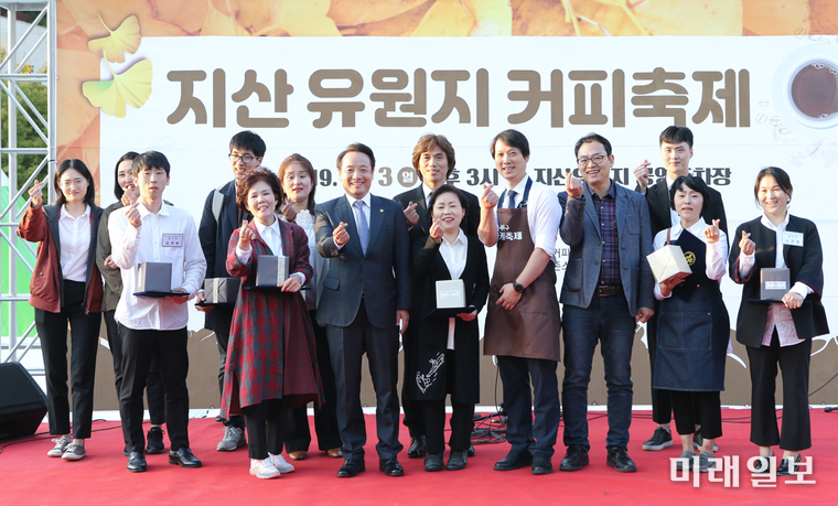 광주 동구 임택 청장이 지난 3일 지역상권 활성화를 위한 지산유원지 커피축제에서 입상자들에게 시상후 기념촬영하고 있다. / 사진=동구 제공