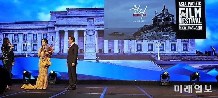 1일(한국시각) 뉴질랜드 오클랜드 스카이 시티 컨벤션센터에서 열린 '2019 뉴질랜드 아시아태평양영화제'에서 문신구 감독이 연출한 영화 '원죄'의 여주인공 역으로 최우수 여우주연상을 수상한 김옥산이 수상 소감을 밝히고 있다./사진=(사)한국영화인총연합회