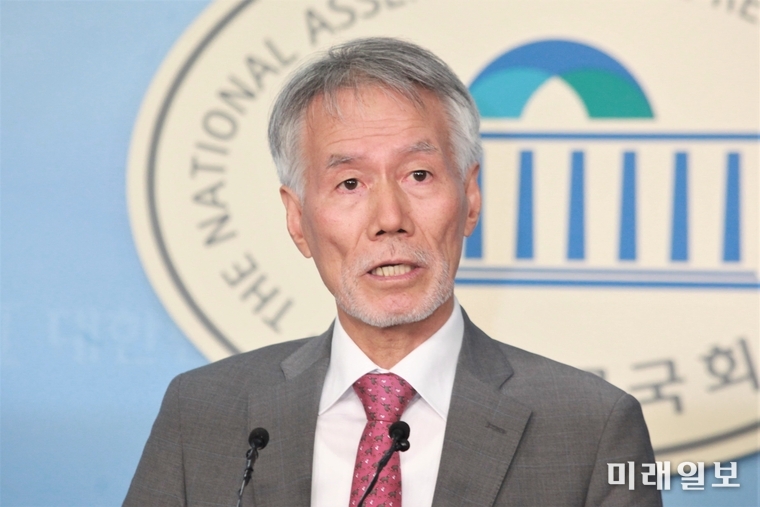유민봉 자유한국당 의원이 6일 오후 서울 여의도 국회 정론관에서 기자회견을 열고 21대 총선 불출마 선언을 하고 있다./사진=장건섭 기자