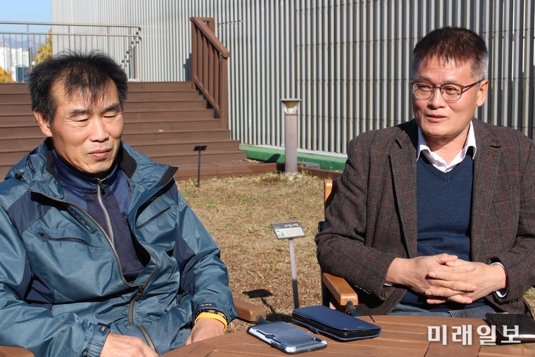 김재만(동영 아버지.왼쪽)와 박종대(수연 아버지)가 8일 오후 국회에서 국회기자단과의 간담회에서 입장을 밝히고 있다./사진=김정현 기자