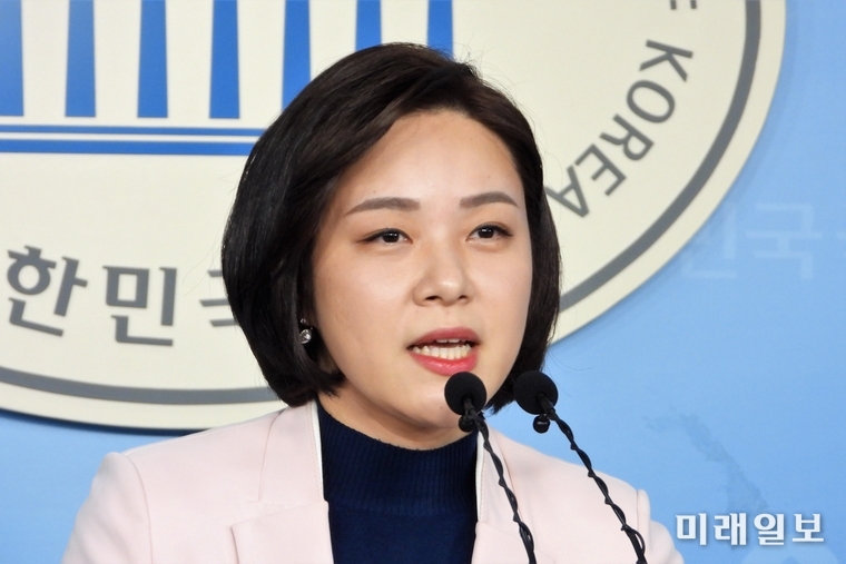 정은혜 더불어민주당 의원이 11일 오전 서울 여의도 국회 정론관에서 정은혜 생활법 제1호 '라떼파파법' 2개 법안 대표발의에 관련 브리핑을 하고 있다./사진=장건섭 기자