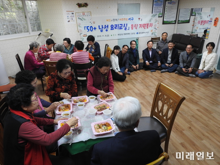광주 서구 두드림 평생학습관이 지난 8일 화정3동 현대아파트 경로당을 찾아 음식 재능기부를 실시했다. /사진=서구 제공