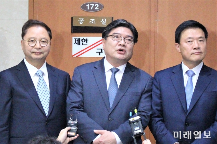 김용진 전 기획재정부 제2차관이 13일 오후 국회 정론관에서 열린 더불어민주당 입당 기자회견 후 백브리핑에서 취재진의 질의에 답하고 있다. 왼쪽부터 황인성 전 전 청와대 시민사회수석, 김 전 차관, 김학민 전 순천향대학교 산학협력부총장. /사진=김정현 기자