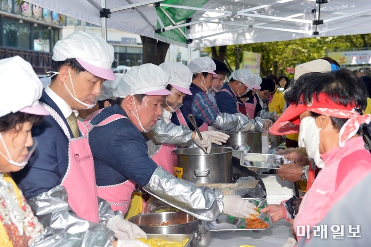 광주 남구가 사랑의 밥차 행사를 펼치고 있다. / 사진=남구 제공
