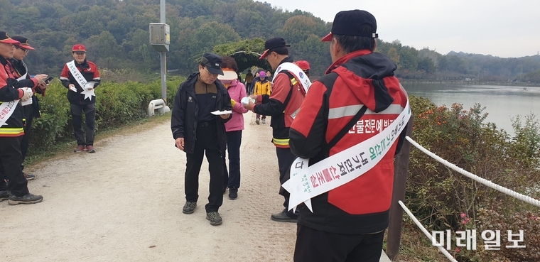 광주 서구가 가을철 산불조심기간(11.1. ~ 12.15.)을 맞아 지난 10일 풍암호수와 금당산입구에서 공무원과 산불예방 진화대원 등이 참여한 가운데 산불예방 홍보 캠페인을 펼쳤다. / 사진=서구 제공