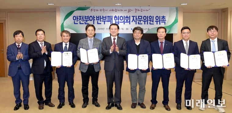 이용섭 광주광역시장이 14일 오후 시청 비즈니스룸에서 열린 ‘안전반부패협의회 자문위원 위촉장 수여식’에서 위촉장 수여 후 기념 촬영을 하고 있다./사진=광주시 제공