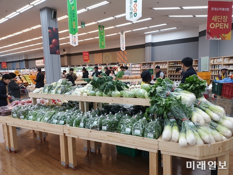 전라남도는 농산물 판로 확보가 어려운 영세 고령농에게 새 판로 기회를 제공하기 위해 롯데슈퍼 광주 봉선점에 전남 로컬푸드 직매장을 추가로 개장했다. / 사진=전남도 제공