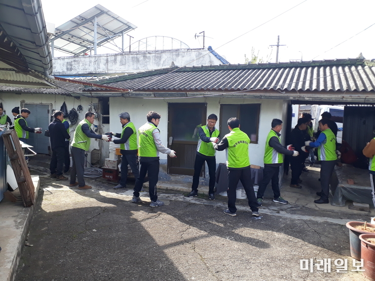 광주광역시 청원경찰협의회가 지난 16일 서구 서창동 일대에서 연탄나눔 봉사를 실시했다. / 사진=서구 제공