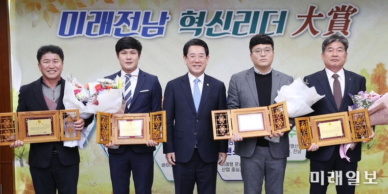 김영록 전라남도지사가 18일 오전 전남도청 귀빈실에서 ‘미래전남 혁신리더 大賞’을 수여한 뒤 기념촬영을 하고 있다. (왼쪽부터) 농업분야 박병주 해남 산이잡곡영농조합법인 대표, 박민호 영광 망고야농장 대표, 김영록 전남도지사, 수산분야 영광 장영진 청우F&B 대표, 농업분야 문병완 보성농업협동조합장. / 사진=전남도 제공