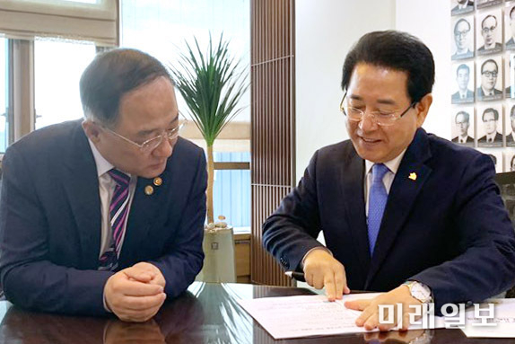 김영록 전남도지사는 18일 세종시를 방문해 홍남기 경제부총리를 면담하고, 국회 상임위를 통과한 2020년 지역현안 사업들이 예결위 심사에서 반영되도록 적극적인 협조를 요청했다. / 사진=전남도 제공