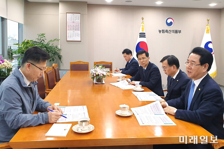 김영록 전남도지사는 18일 세종시를 방문해 김현수 농림축산식품부장관을 면담하고, 국회 상임위를 통과한 2020년 지역현안 사업들이 예결위 심사에서 반영되도록 적극적인 협조를 요청했다. / 사진=전남도 제공