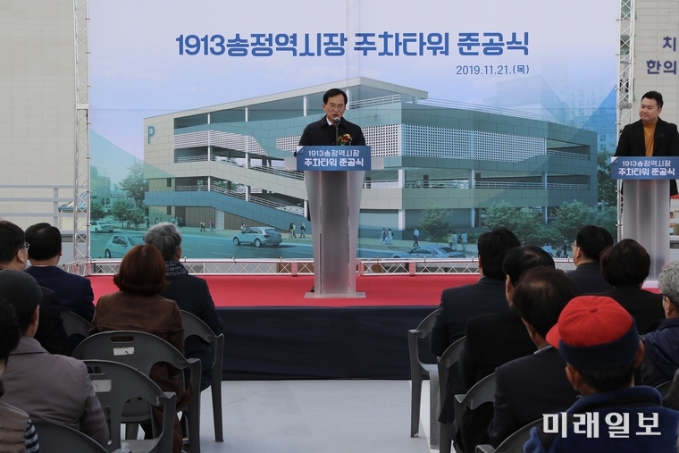 김삼호 광주광산구청장이 21일 광주송정역 건너편 1913송정역시장 주차난 해소에 기여할 ‘1913송정역시장 주차타워’를 준공하고, 25일부터 시민에게 주차장을 개방키로 한 가운데 준공식에서 인사말을 하고 있다. / 사진=광산구 제공