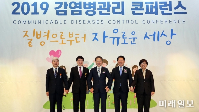 감염병관리 성과 평가를 위한 2019년 감염병관리 콘퍼런스가 21일 오후 여수 디오션리조트에서 열린 가운데 (왼쪽부터) 김양수 서울아산병원 교수, 유한상 서울대 교수, 박능후 보건복지부장관, 김영록 전라남도지사, 정은경 질병관리본부장이 기념촬영을 하고 있다. / 사진=전남도 제공