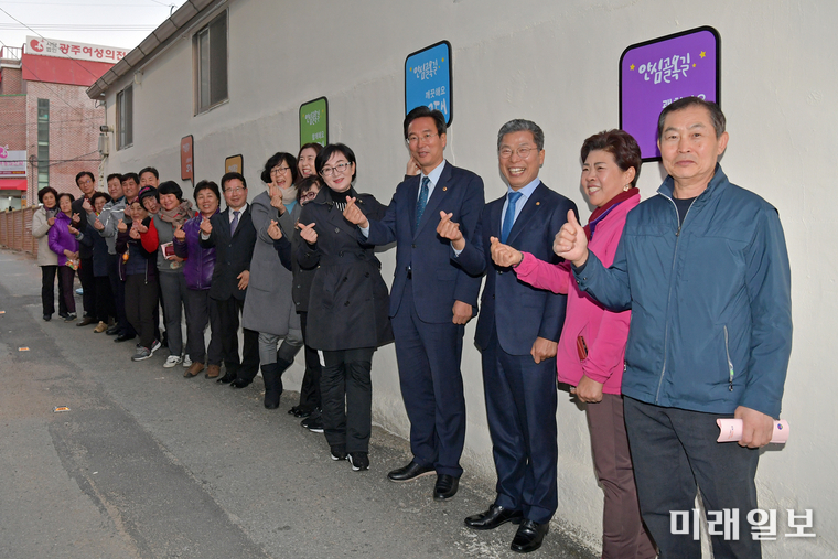 광주 서구와 농성1동주민자치위원회, 광주 서부경찰서는 지난 20일 농성1동 광주여성의전화에서 ‘농성1동 안심골목길, 걱정말아요 그대 조성 사업 성과 보고회’ 를 개최했다. / 사진=서구 제공