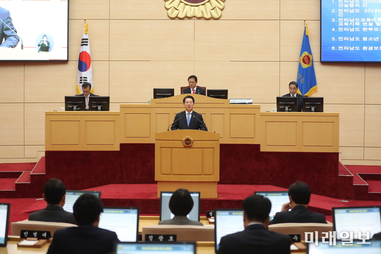 김영록 전라남도지사는 지난 21일 도의회 본회의장에서 2020년 예산안을 제출하고 도정 방향을 담은 시정연설을 하고 있다. / 사진=전남도 제공