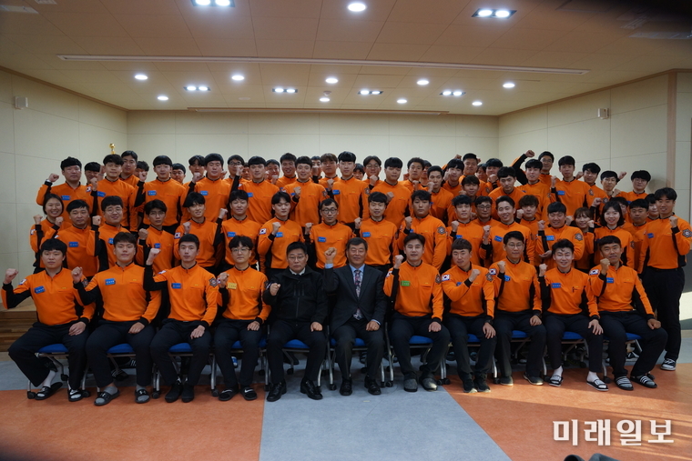 인천시 감사위원장을 역임한 성문옥 강사가 전남소방본부 제5기 소방공무원 신규 임용자 과정 및 소방학교 교직원 등 100여명을 대상으로 반부패 청렴문화 확산을 위한 청렴교육을 진행했다. / 사진=전남도 제공