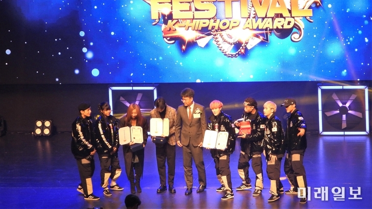 24일 서울 서초구 THE-K HOTEL 대극장에서 열린 2019 2019 KOREA HIPHOP FESTIVAL K-HIPHOP AWARD에서 Fusion MC가 대상 수상을 수상하고 기념촬영을 하고 있다./사진=장건섭 기자