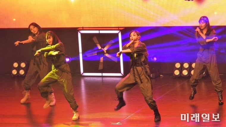 24일 서울 서초구 THE-K HOTEL 대극장에서 열린 2019 2019 KOREA HIPHOP FESTIVAL K-HIPHOP AWARD에서 축하공연이 펼쳐지고 있다./사진=장건섭 기자